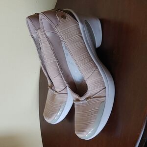 Bzees Electric Block Heel Pump Sip On beige Comfort Shoe Size 9.5‎ M